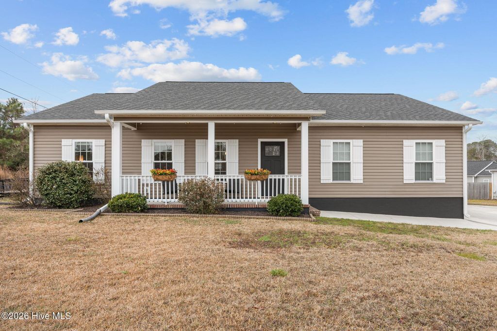 Photo of 836 Queens Creek Road, Hubert, NC 28539 (MLS # 100557380)