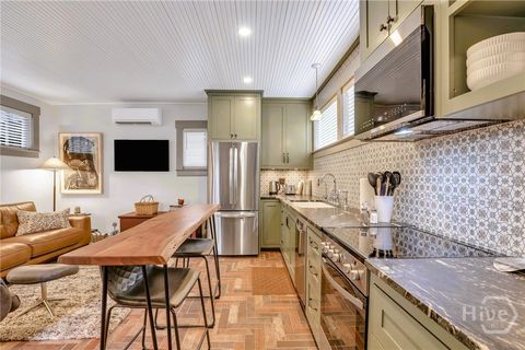 Homes For Rent - 410 1/2 E Victory Drive #CARRIAGE HOUSE<br/> Savannah, GA 31405