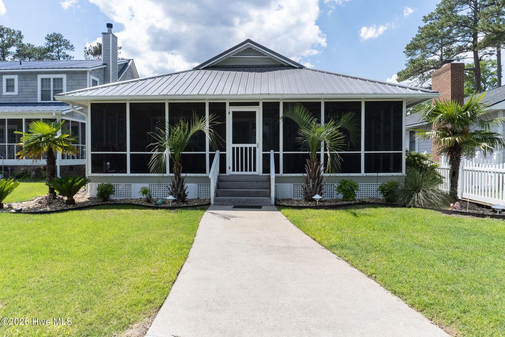 Photo of 193 Turtle Cove Drive, Elizabethtown, NC 28337 (MLS # 100574661)