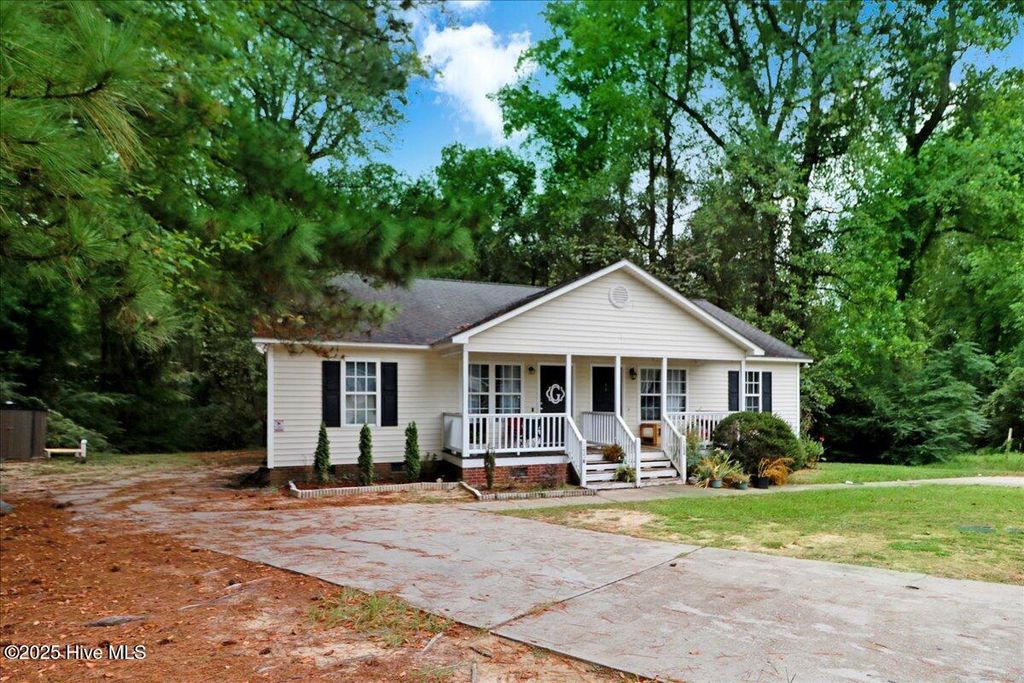 Photo of 155 Creekside Drive, Four Oaks, NC 27524 (MLS # 100532795)