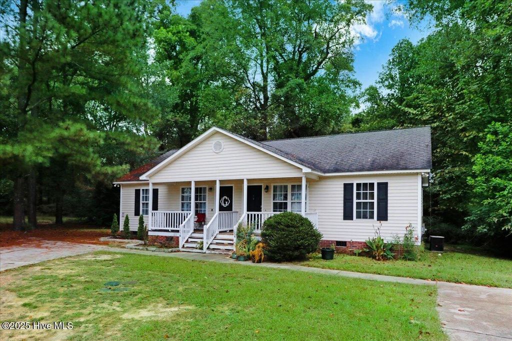 Photo of 155 Creekside Drive, Four Oaks, NC 27524 (MLS # 100532795)