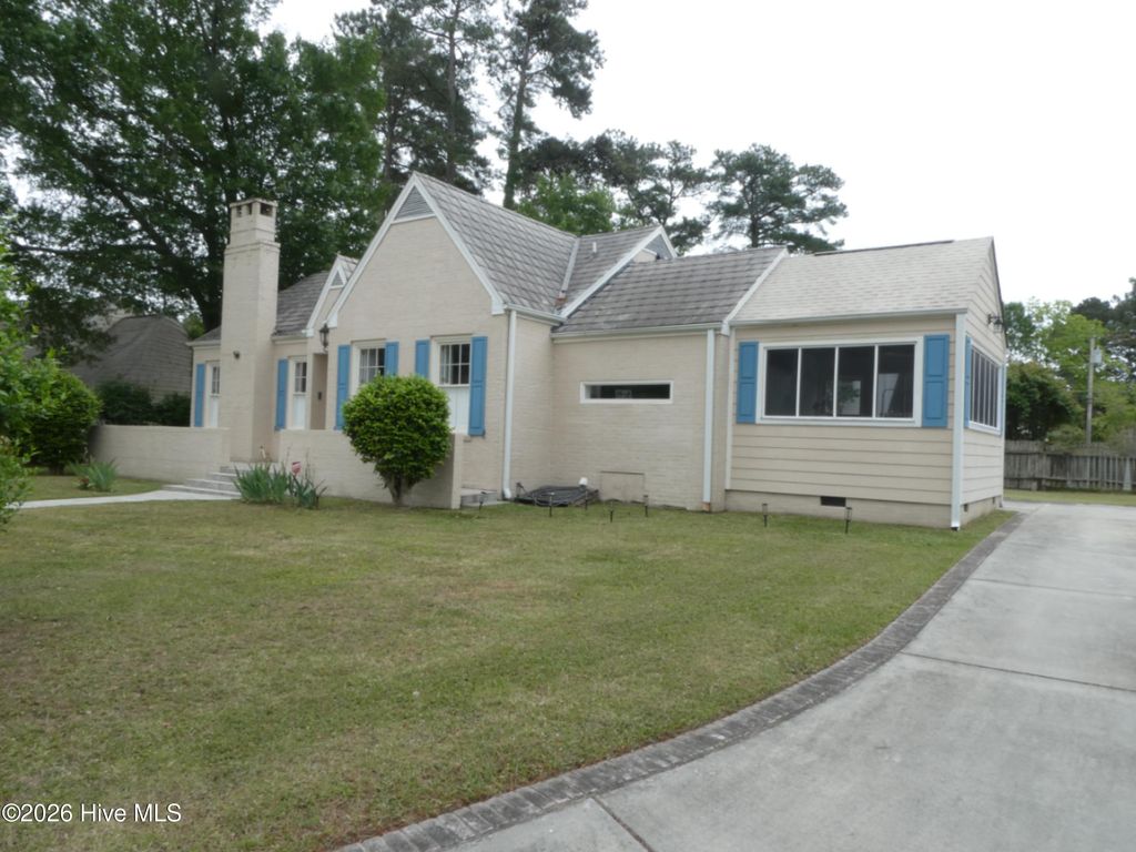 Photo of 207 W 18th Street, Lumberton, NC 28358 (MLS # 100575397)