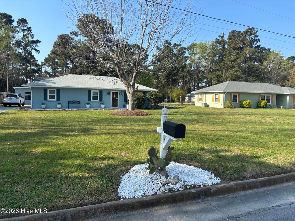 Photo of 923 N Yaupon Terrace, Morehead City, NC 28557 (MLS # 100563231)