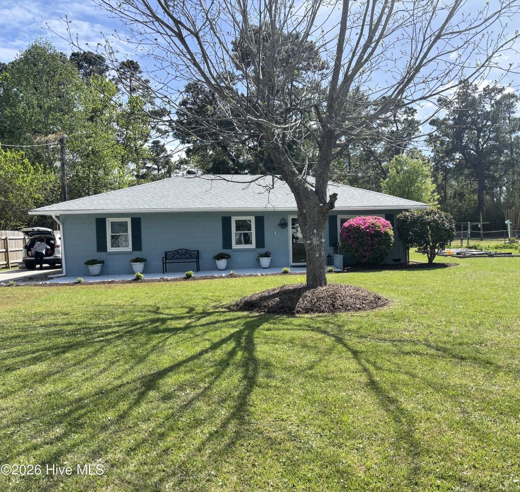 Photo of 923 N Yaupon Terrace, Morehead City, NC 28557 (MLS # 100563231)