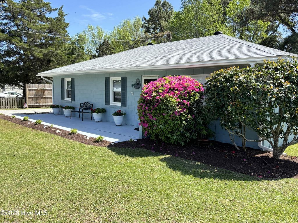 Photo of 923 N Yaupon Terrace, Morehead City, NC 28557 (MLS # 100563231)
