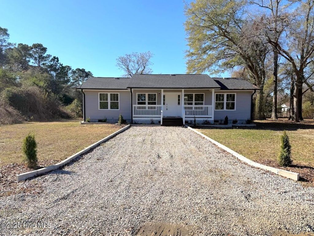 Photo of 811 Anne Street, Laurinburg, NC 28352 (MLS # 100544010)