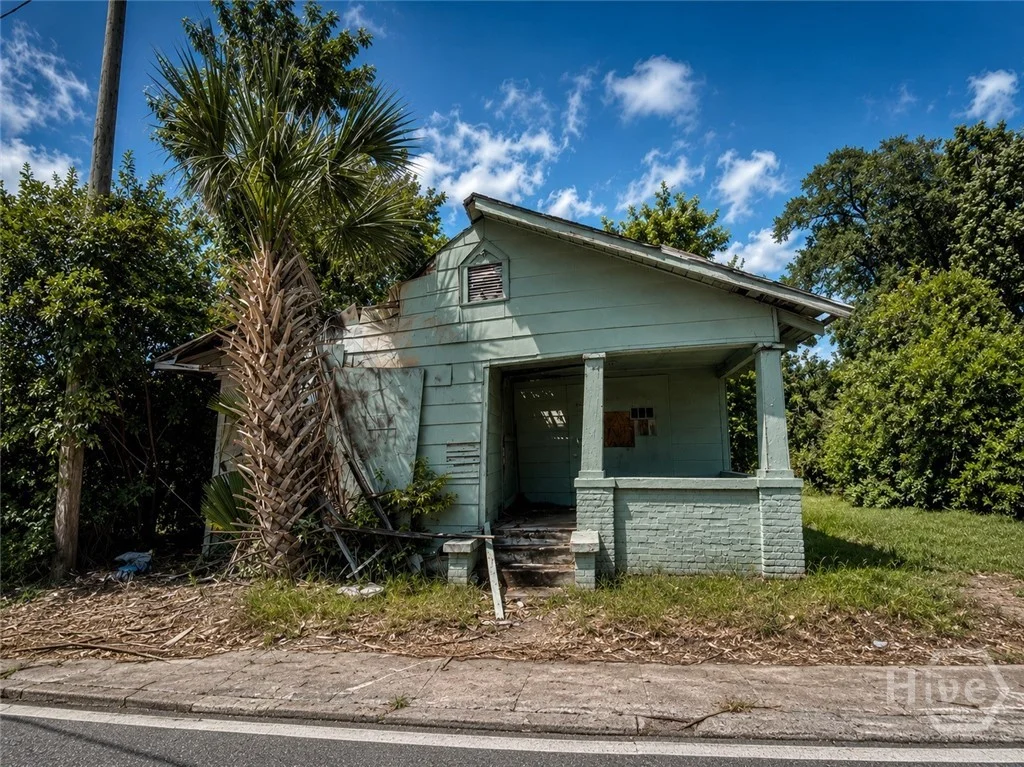 1022 W Victory Drive