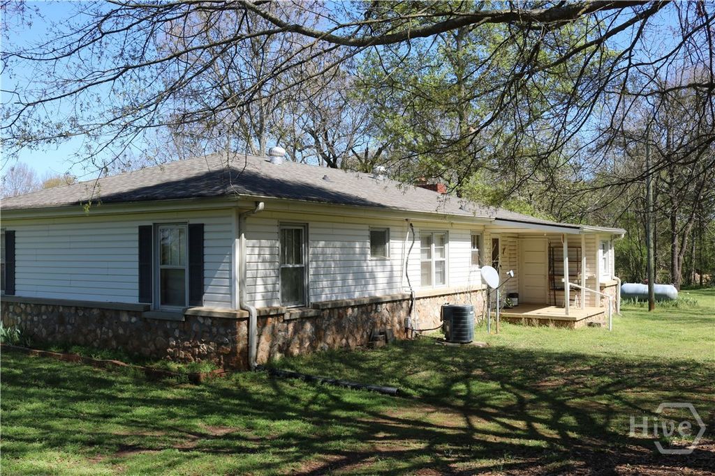 Photo of 2139 Jones Chapel Shiloh Rd Rd, Danielsville, GA 30633 (MLS # CL351559)
