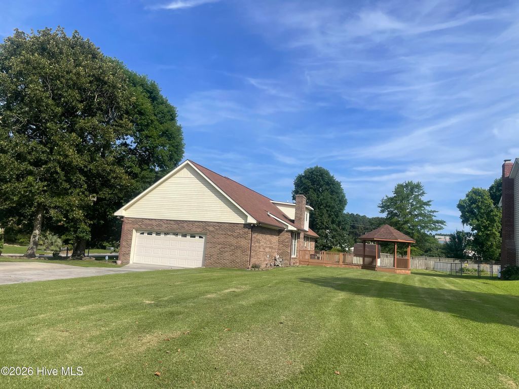 Photo of 1110 Westmoreland Drive, Jacksonville, NC 28546 (MLS # 100578087)