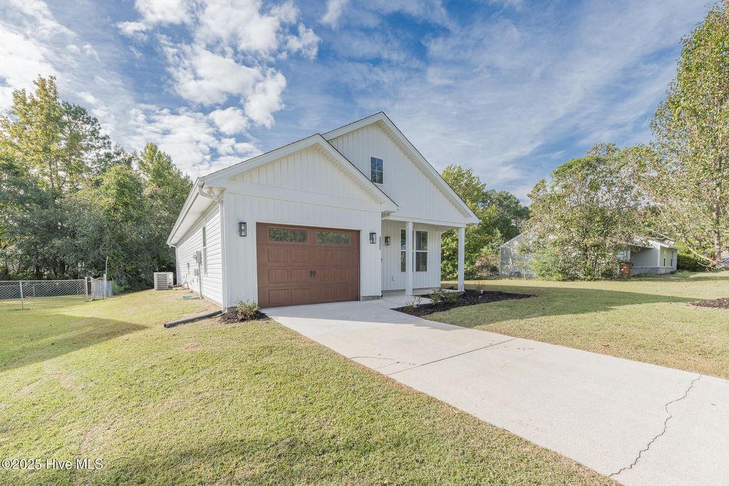 Photo of 111 Hampton Court, Jacksonville, NC 28546 (MLS # 100549674)