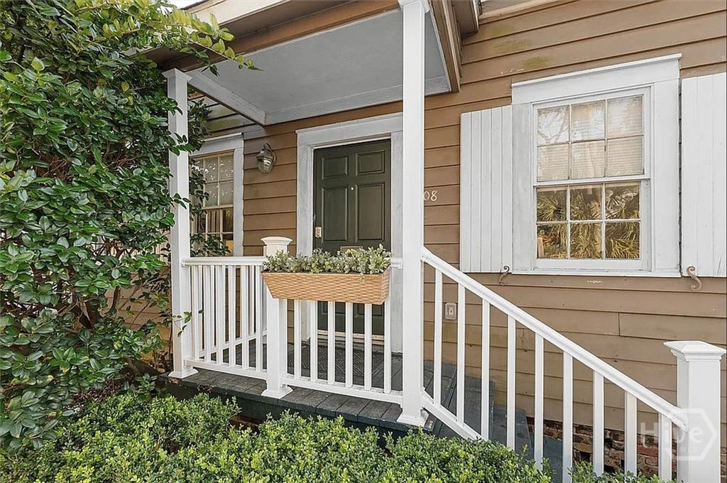 Photo of 108 W Duffy Lane, Savannah, GA 31401 (MLS # SA365148)