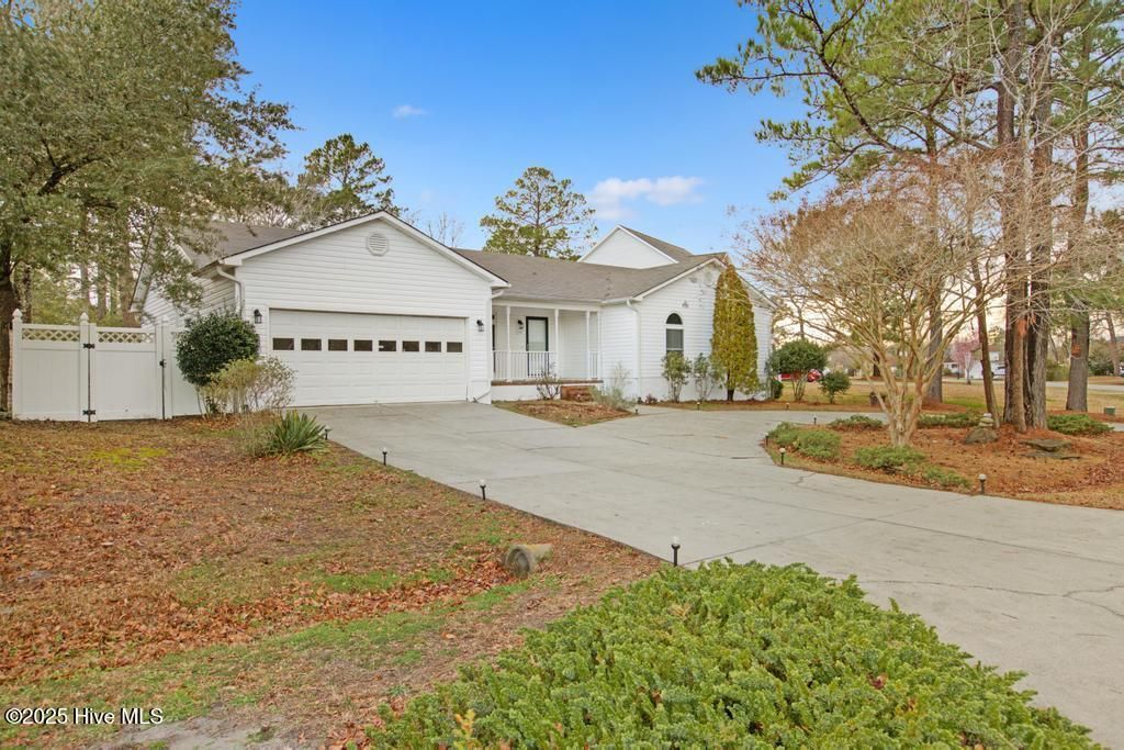 Photo of 147 E Ivybridge Drive, Hubert, NC 28539 (MLS # 100545195)