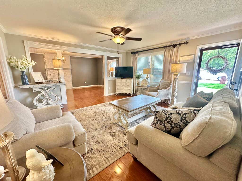 Photo of 403 Union Ave, Muscle Shoals, AL 35661 (MLS # 529487)