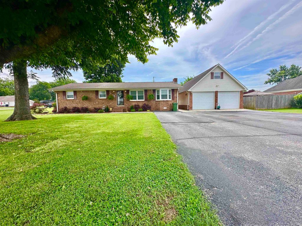 Photo of 403 Union Ave, Muscle Shoals, AL 35661 (MLS # 529487)