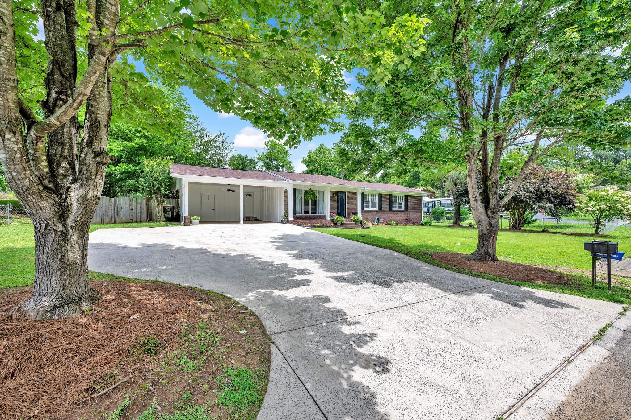 1807 Oakmont Dr SE