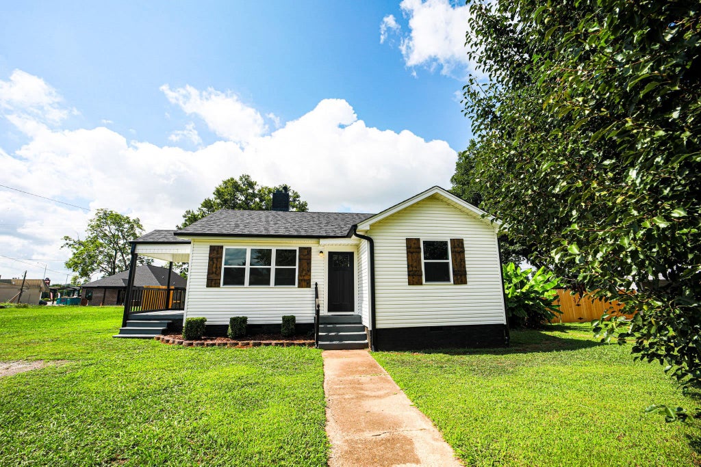Photo of 512 W Pasadena Ave, Muscle Shoals, AL 35661 (MLS # 530110)
