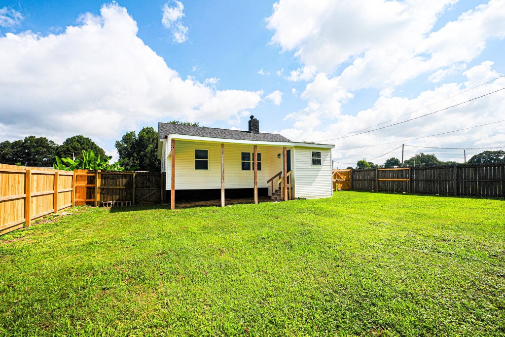 Photo of 512 W Pasadena Ave, Muscle Shoals, AL 35661 (MLS # 530110)