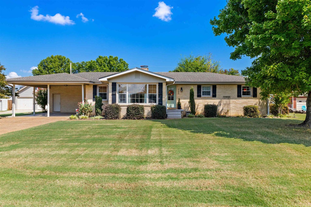 Photo of 705 Tuxedo Ave, Muscle Shoals, AL 35661 (MLS # 531022)