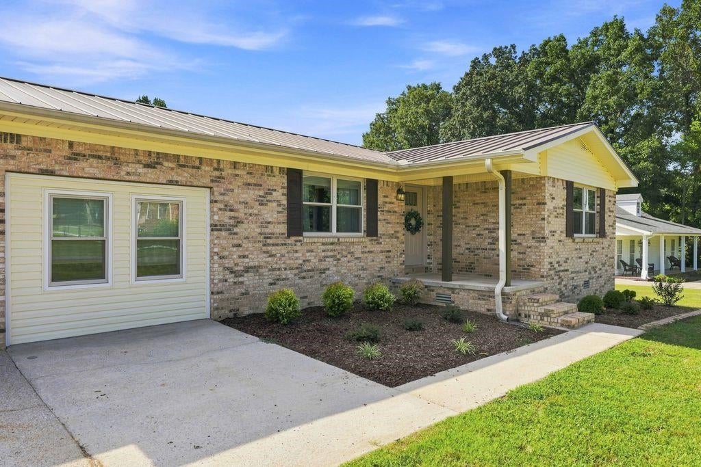 Photo of 2115 Killough Dr, Tuscumbia, AL 35674 (MLS # 531046)