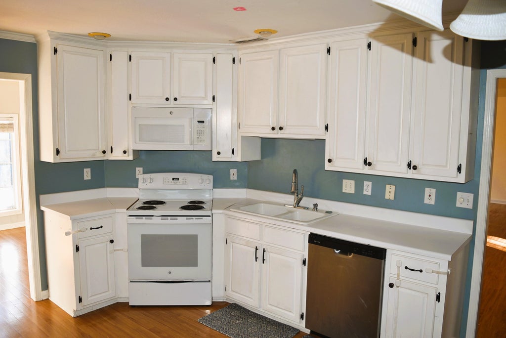 Photo of 305 Redfield Rd, Florence, AL 35633 (MLS # 531871)
