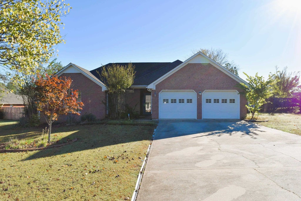 Photo of 305 Redfield Rd, Florence, AL 35633 (MLS # 531871)