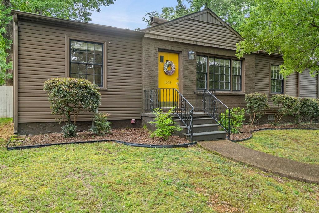 Photo of 1062 Stewart Ave, Florence, AL 35630 (MLS # 529641)
