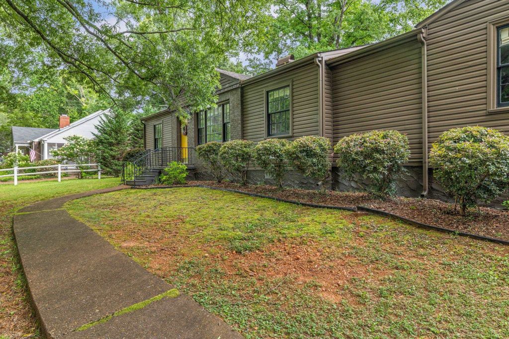 Photo of 1062 Stewart Ave, Florence, AL 35630 (MLS # 529641)