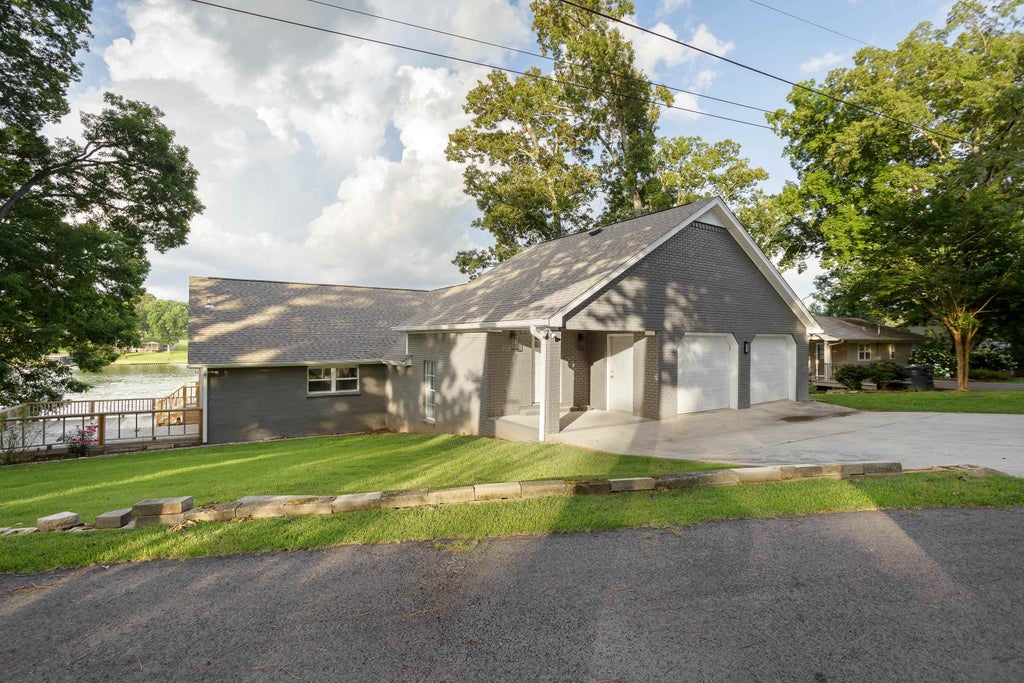 Photo of 865 Alabama Shores Rd, Muscle Shoals, AL 35661 (MLS # 529717)