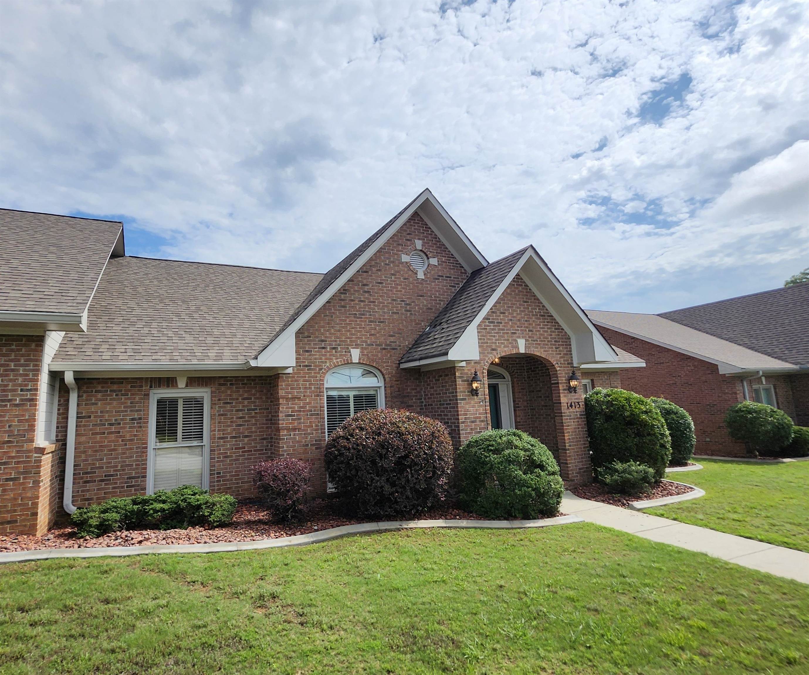 1413 Burnham Dr NE