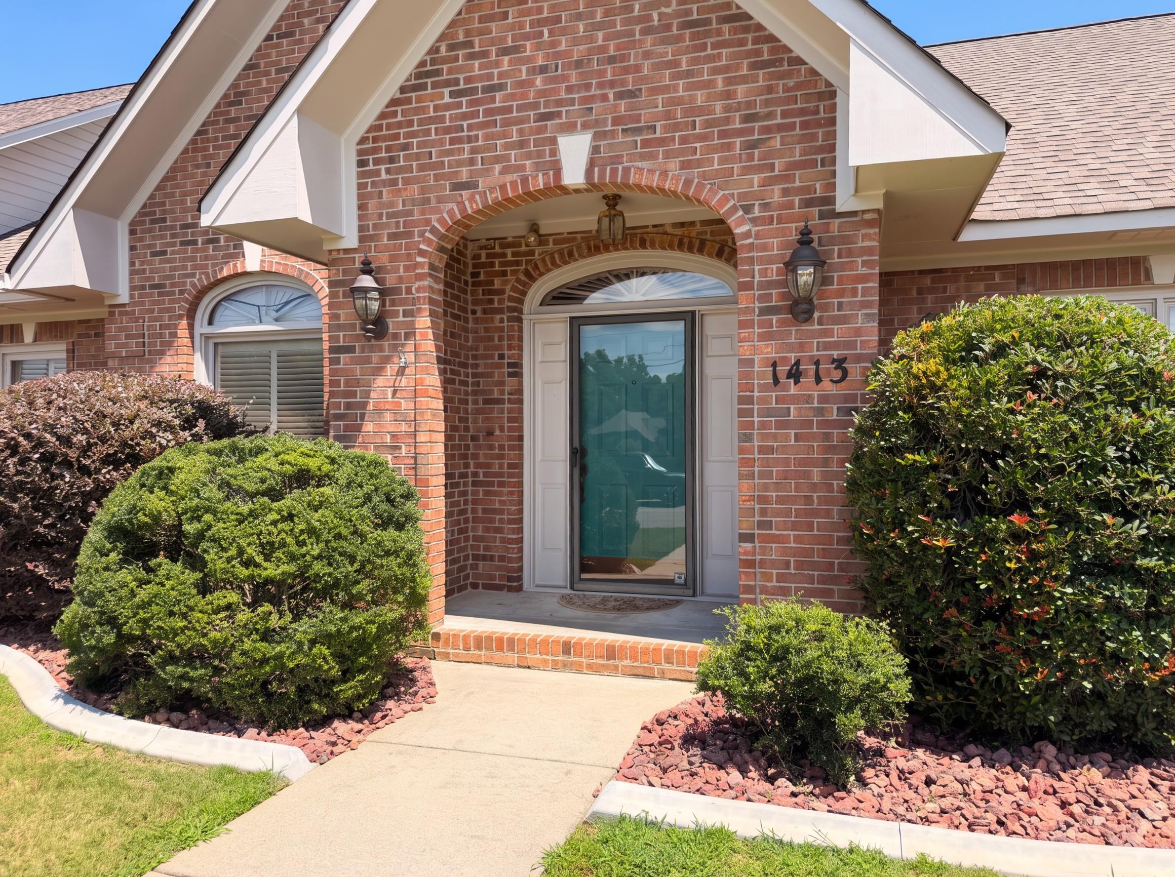 1413 Burnham Dr NE