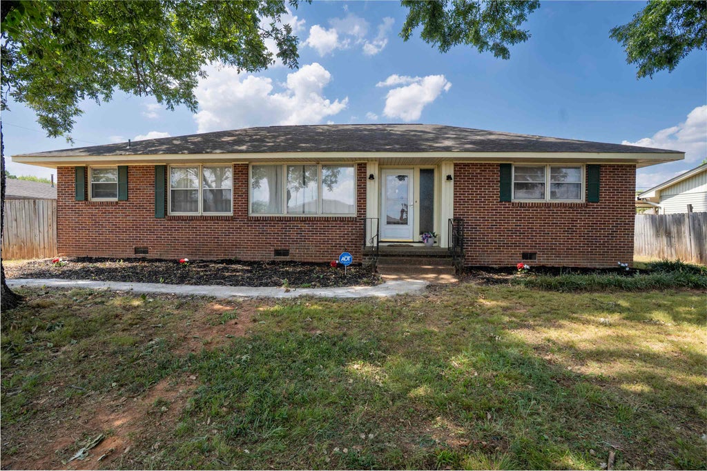 Photo of 204 W Edison Ave, Muscle Shoals, AL 35661 (MLS # 531095)