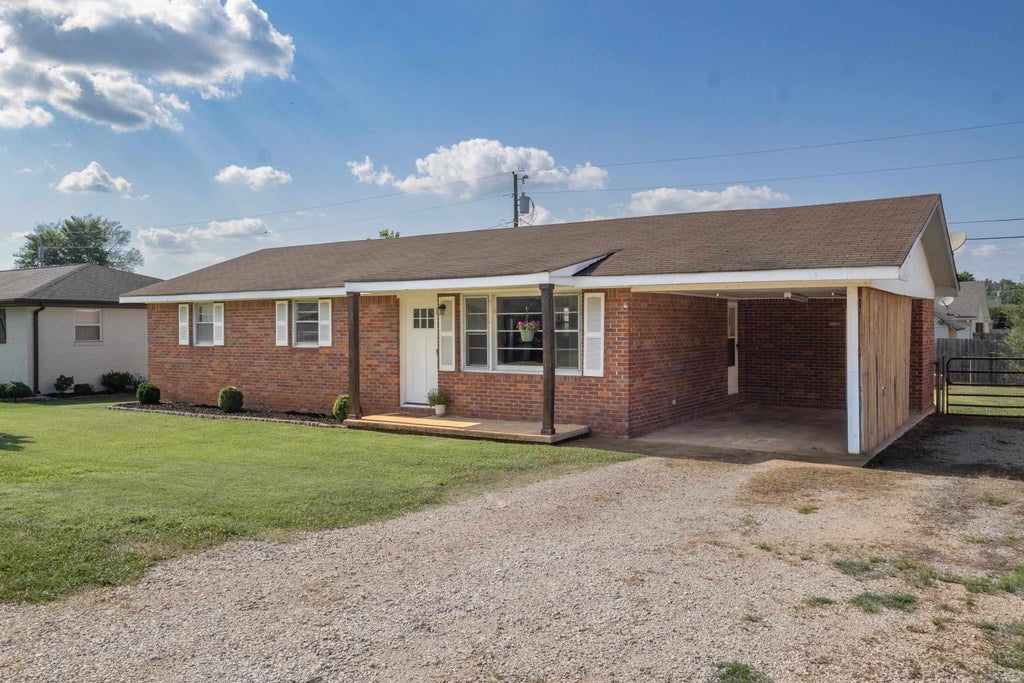 Photo of 202 W Roosevelt Ave, Muscle Shoals, AL 35661 (MLS # 529785)