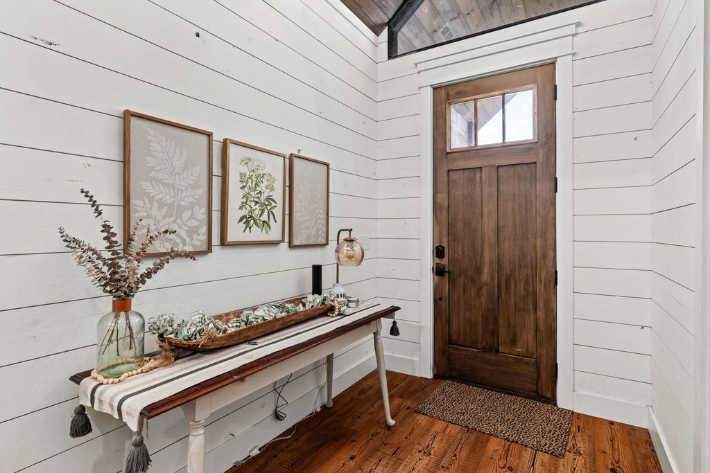 Photo of 915 Ford Ave, Muscle Shoals, AL 35661 (MLS # 529440)