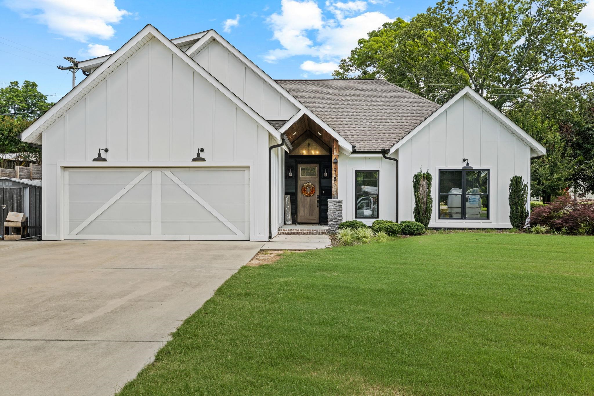 Photo 1 of 31 — 915 Ford Ave, Muscle Shoals, AL 35661