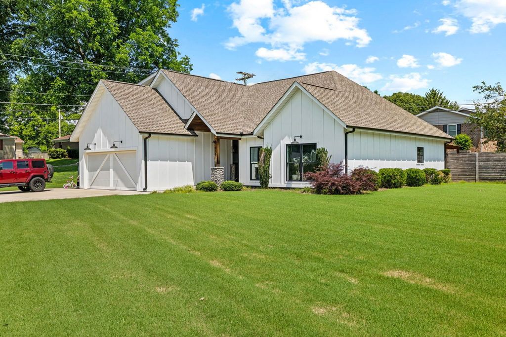 Photo of 915 Ford Ave, Muscle Shoals, AL 35661 (MLS # 529440)