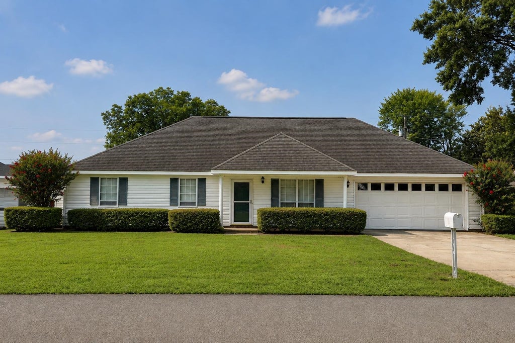 Photo of 105 Wisconsin Ave, Muscle Shoals, AL 35661 (MLS # 530145)