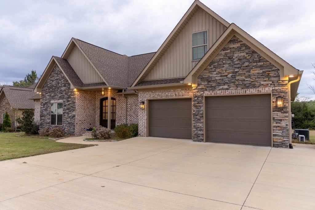 Photo of 714 Saddleridge Way, Florence, AL 35630 (MLS # 531896)