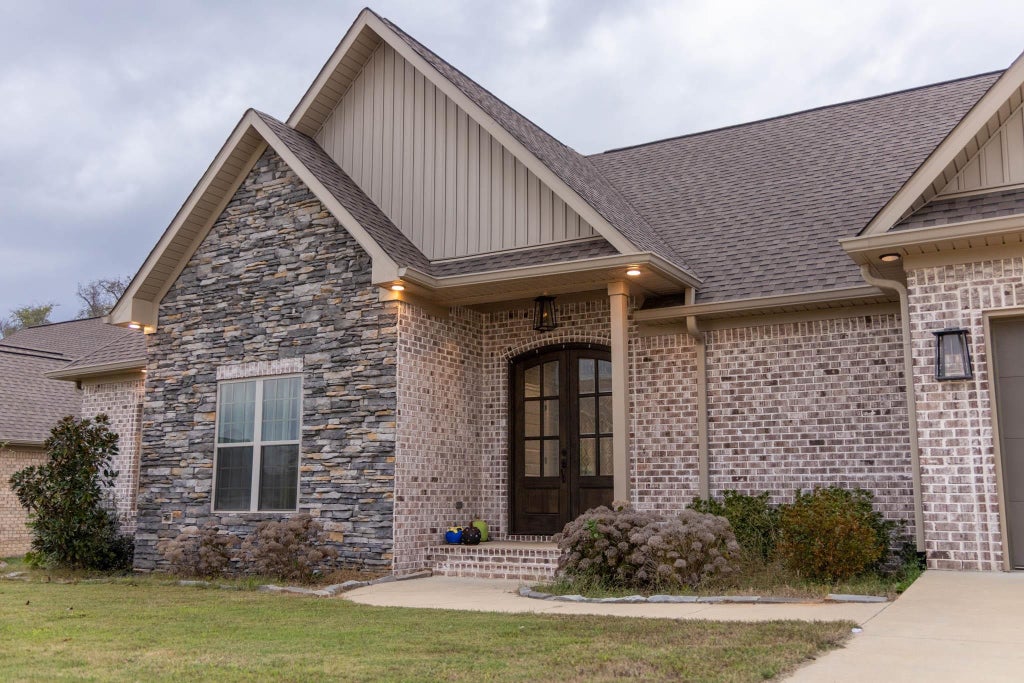 Photo of 714 Saddleridge Way, Florence, AL 35630 (MLS # 531896)