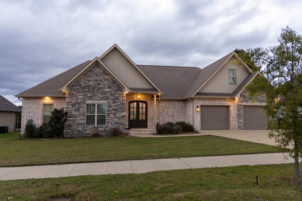 Photo of 714 Saddleridge Way, Florence, AL 35630 (MLS # 531896)