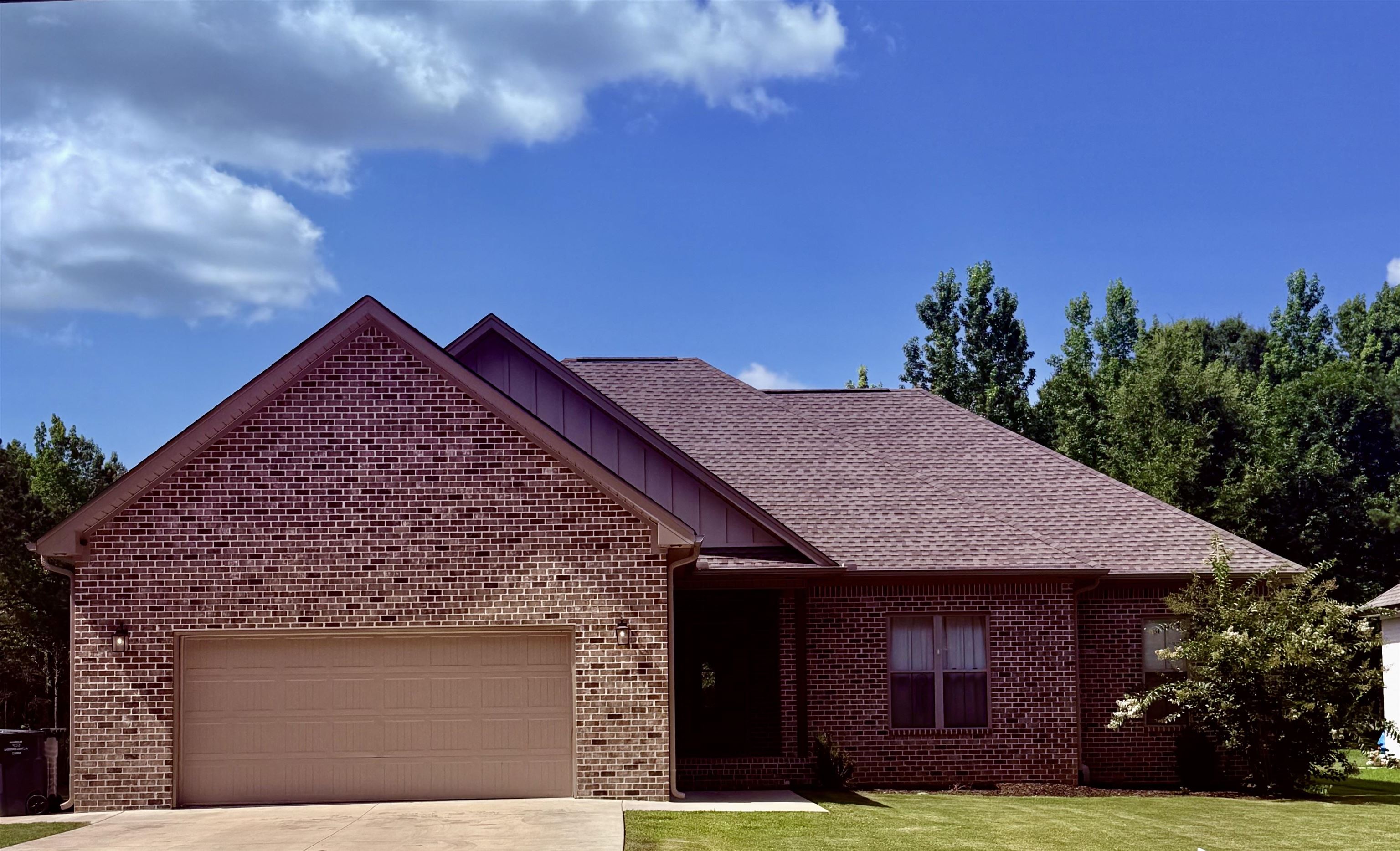 Photo 1 of 28 — 527 Co Rd 28, Florence, AL 35634