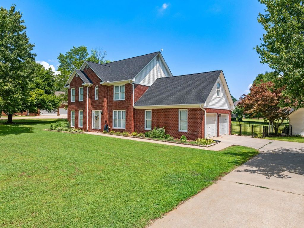 Photo of 333 Reynolds Dr, Rogersville, AL 35652 (MLS # 529950)