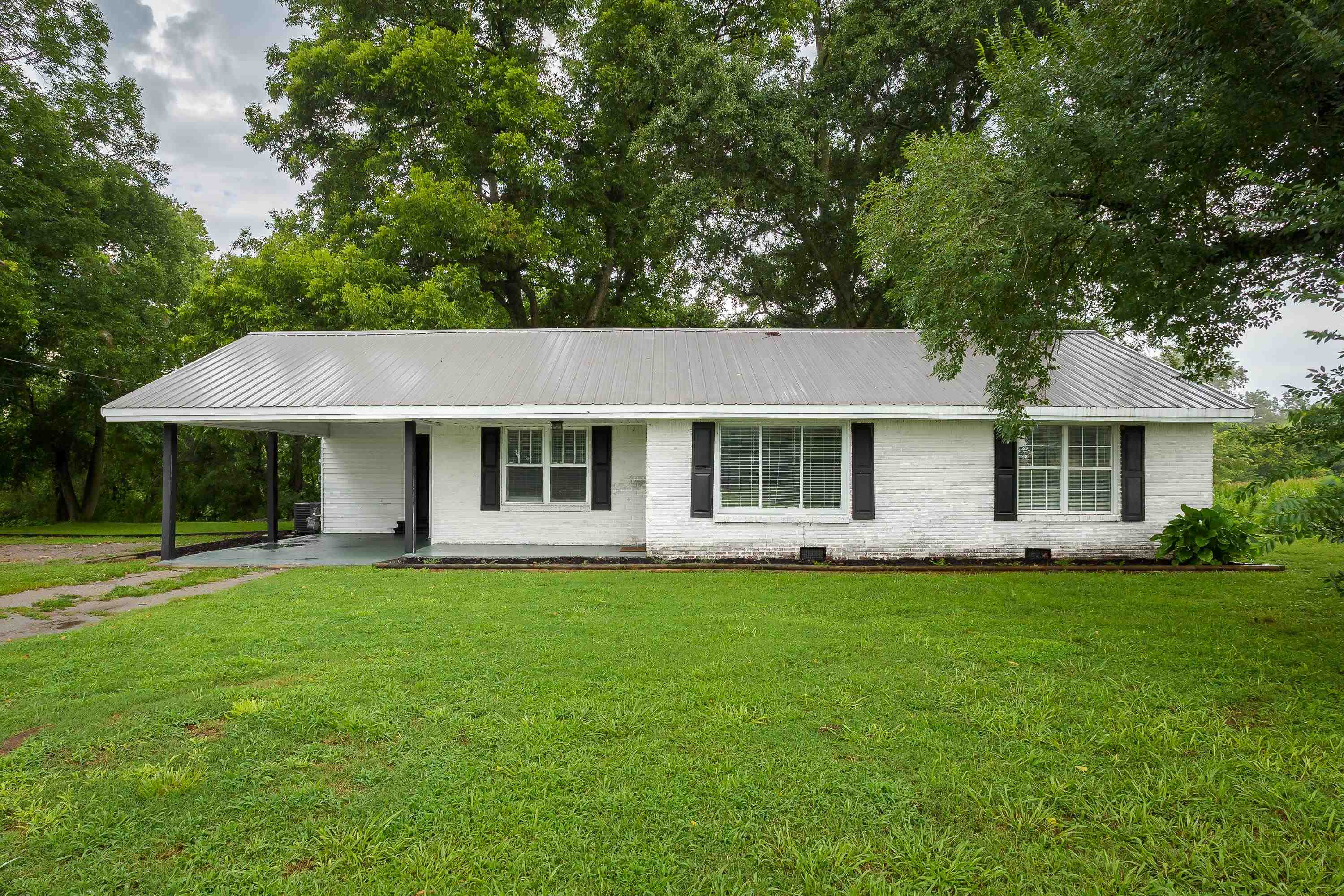Photo 1 of 18 — 695 Co Rd 131, Russellville, AL 35654