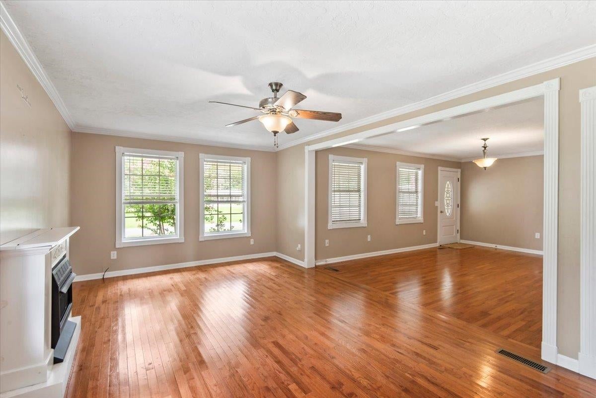 324 Linda Warren Cir