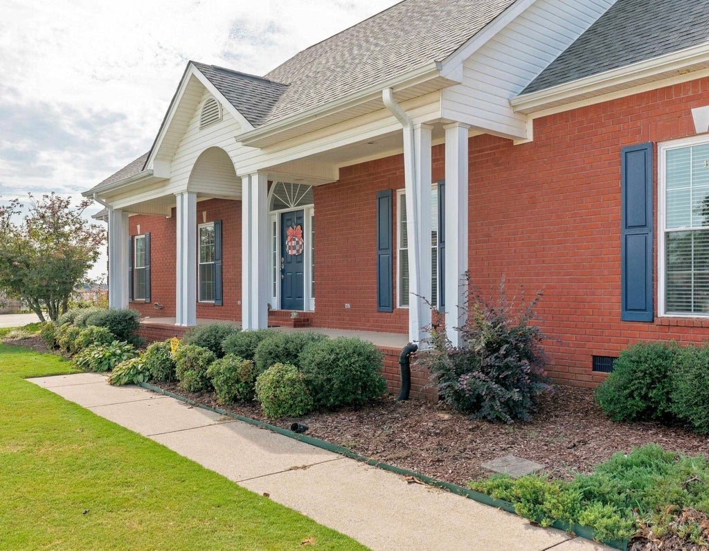 Photo of 502 Huntington Ln, Muscle Shoals, AL 35661 (MLS # 531225)