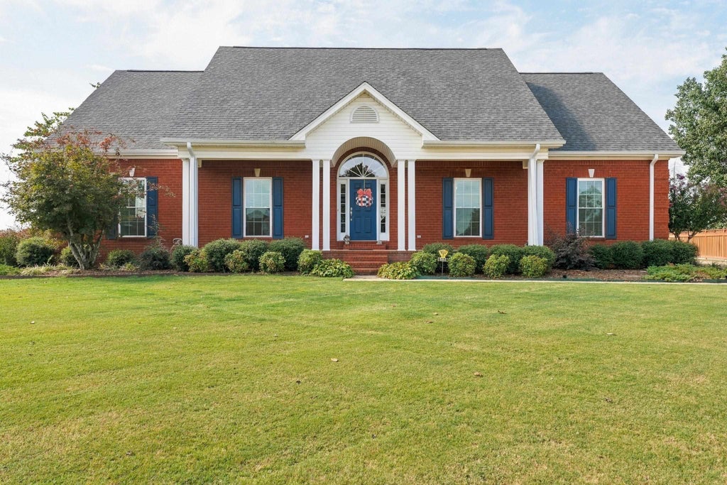 Photo of 502 Huntington Ln, Muscle Shoals, AL 35661 (MLS # 531225)