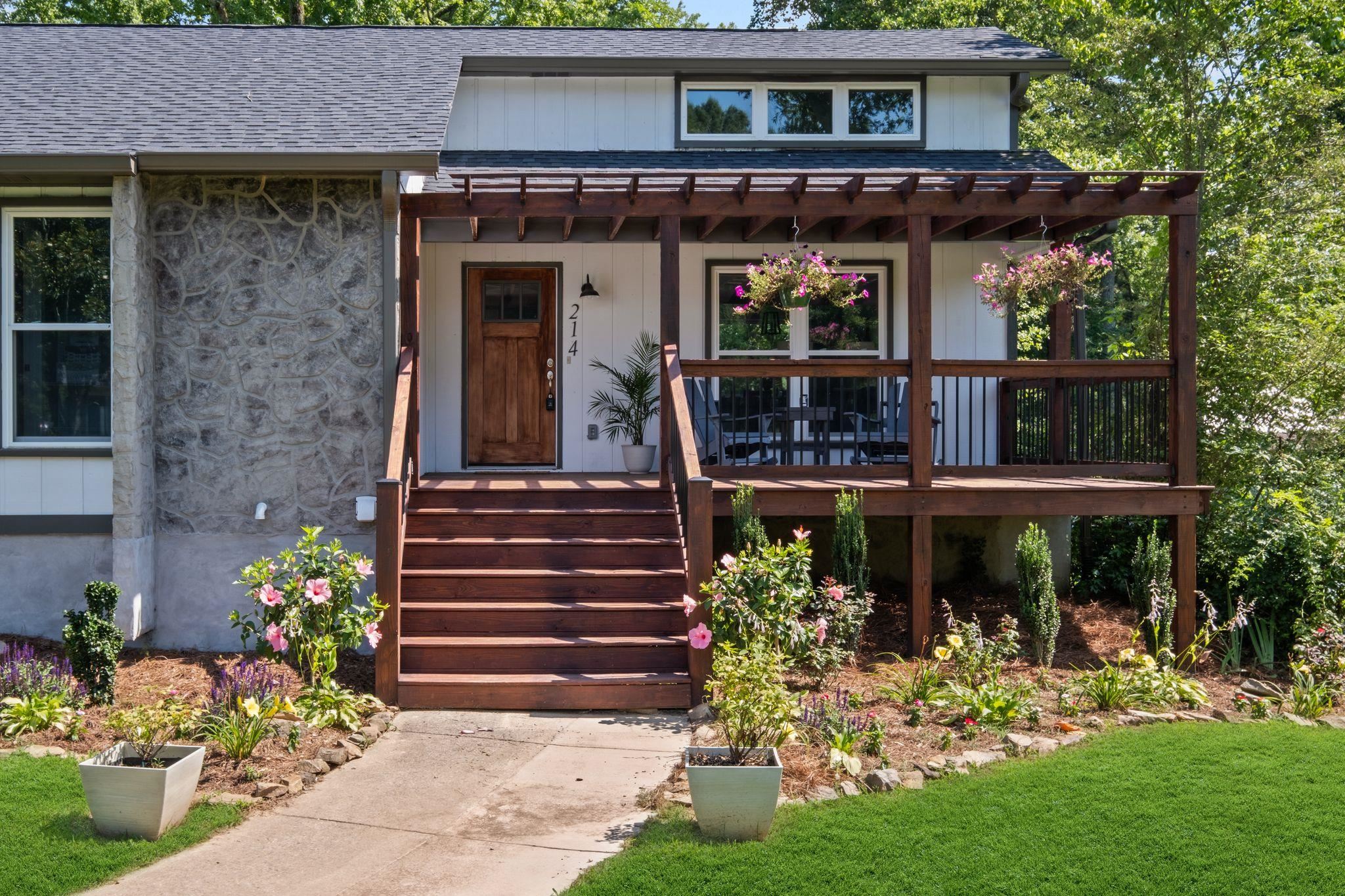 214 10th Ave NE