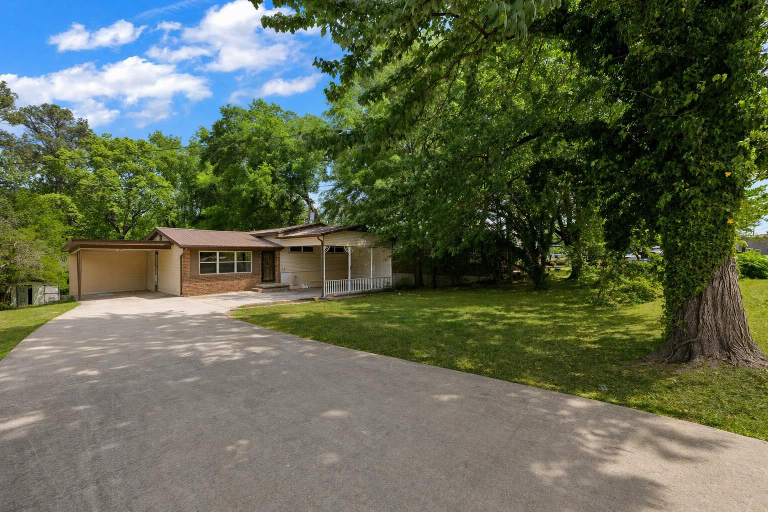 1315 Lakeside Dr NW