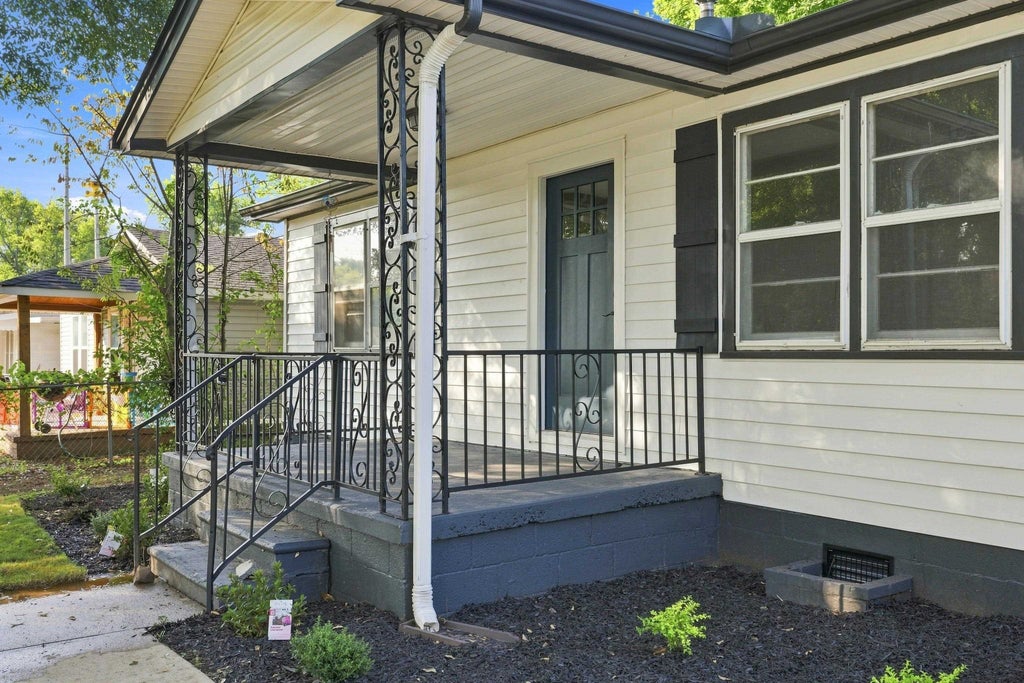 Photo of 110 S Patton St, Florence, AL 35630 (MLS # 531122)