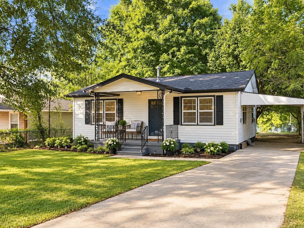 Photo of 110 S Patton St, Florence, AL 35630 (MLS # 531122)