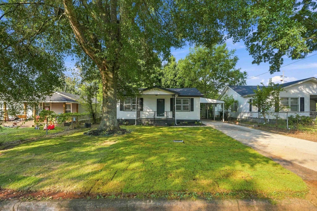 Photo of 110 S Patton St, Florence, AL 35630 (MLS # 531122)